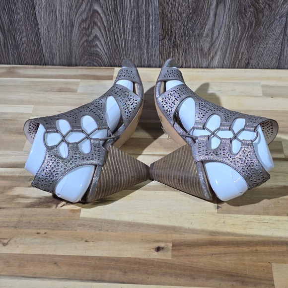 Vince Camuto Sandal Perforated Laser Cut Metallic Pewter Block Heel 7M Shimmer - Picture 6 of 13